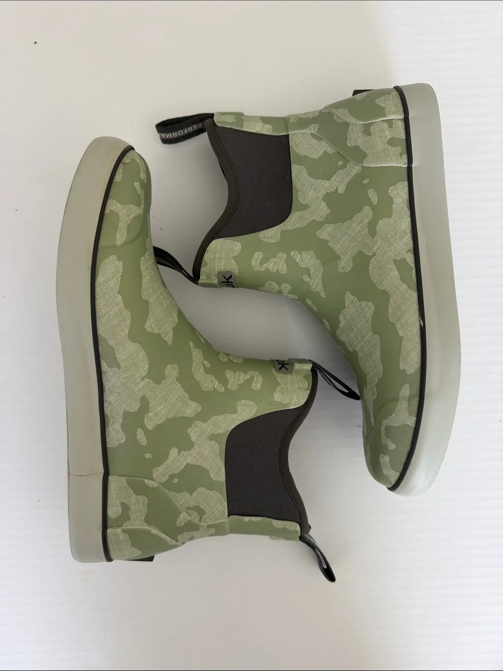 HUK men’s size 10 Camo Green Slip-On boots
